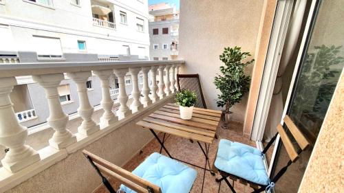 d'un balcon avec une table en bois et deux chaises. dans l'établissement Casa Margarita, à Torrevieja