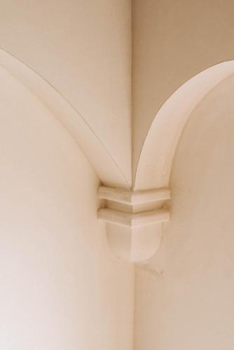 a corner of a building with a ceiling at Stadshotel Steegoversloot in Dordrecht