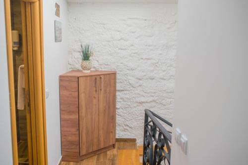a potted plant sitting on top of a wooden cabinet at Užički konak in Užice