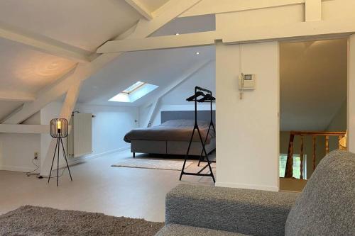 una sala de estar con una cama en un ático en Moderne loft in historisch pand, en Gante