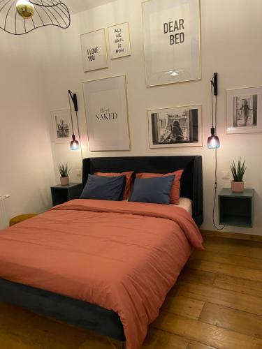 Llit o llits en una habitació de Cozy apt w/ king bed great for discovering Liege