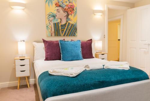 Schlafzimmer mit einem Bett mit Wandgemälde in der Unterkunft Executive City Centre Apartment with Gated Parking and Stylish Rooms includes Privacy and Space with Luxury Feel plus Courtyard Garden in Amazing Location and Very Highly Rated in Peterborough