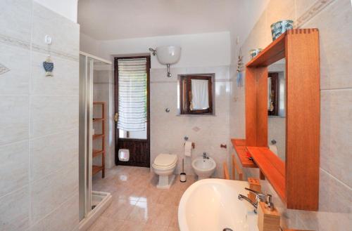 Piazzadarmi 76 في أنكونا: حمام مع حوض ومرحاض ومغسلة
