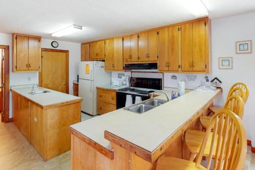 Una cocina o zona de cocina en Serenity #294-F
