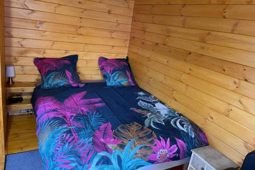 Posto letto in camera con parete in legno. di Chalet belle vue, jacuzzi, piscine, terrasse, climatisé a Marseillan