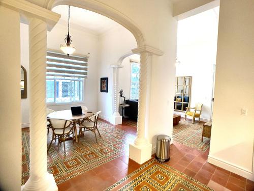 an archway in a living room with a table at Casa Rambla Serra Cali in Cali