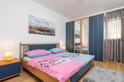 Ένα ή περισσότερα κρεβάτια σε δωμάτιο στο Apartman DOMANI