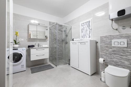 Ένα μπάνιο στο Apartman DOMANI