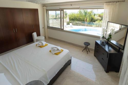 מיטה או מיטות בחדר ב-Villa Pandora - 4 Bedroom Luxury Beach Front Villa with Private Pool