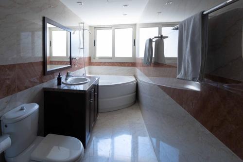 Um banheiro em Villa Pandora - 4 Bedroom Luxury Beach Front Villa with Private Pool