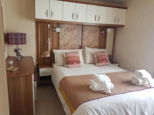 pokój hotelowy z dwoma pluszakami na łóżku w obiekcie No42 Wild Goose w mieście Dornoch