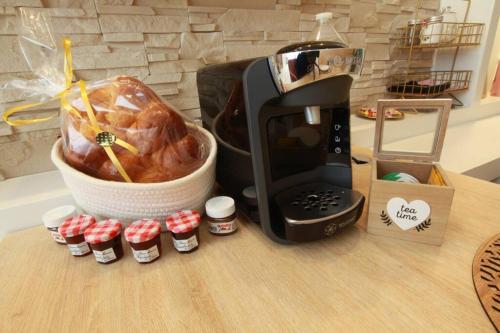 - un comptoir avec une cafetière et un grille-pain dans l'établissement Love Room Romantique Les Petits Plaisirs, à Angers