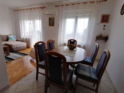 uma mesa de jantar e cadeiras numa sala de estar em Apartment in Bribir 15269 em Kričina