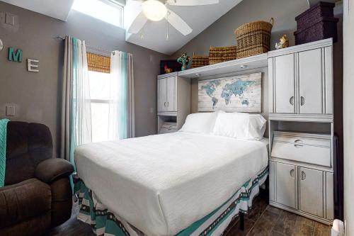Ένα ή περισσότερα κρεβάτια σε δωμάτιο στο Long Island Village - 300 Sun Dial Circle