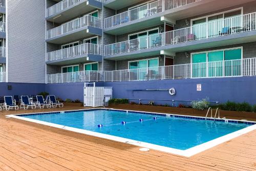 uma piscina em frente a um edifício de apartamentos em Assateague House II em Ocean City