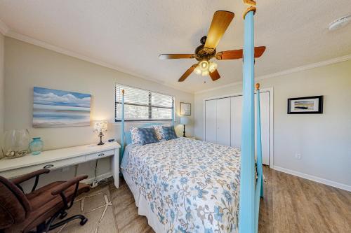 En eller flere senge i et værelse på Pelican Kiss Beach Cottage