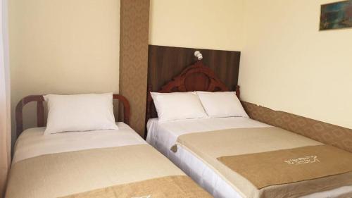 two beds sitting next to each other in a room at Casa Blanca Puerto López in Puerto López