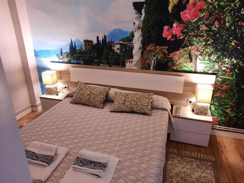 ログローニョにあるestudio centroのベッドルーム1室(壁に絵画が描かれたベッド1台付)