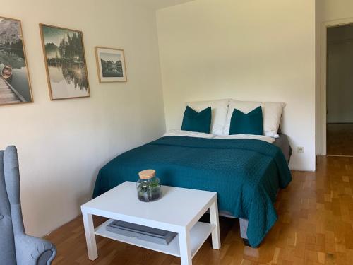 1 dormitorio con cama y mesa blanca en Wohlfühl-Wohnung in gehobener Gegend en Magdeburgo