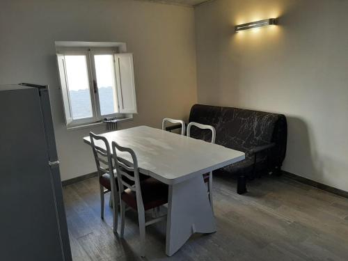 Habitación con mesa, sillas y sofá en Alba Del Borgo, en Recanati