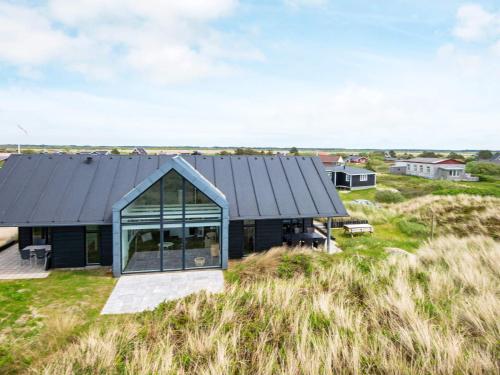 uma casa na praia com telhado solar em 6 person holiday home in R m em Bolilmark