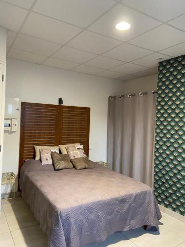 - une chambre avec un grand lit dans l'établissement Casa Inde Noi, à Corte
