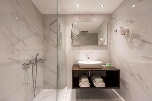Ванна кімната в Best Western Plus Embassy Hotel