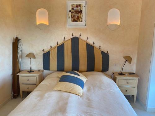 Ένα ή περισσότερα κρεβάτια σε δωμάτιο στο Villa Quiete a Porto Cervo