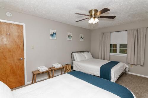 Una cama o camas en una habitación de Camelback Rd Rancher- On ONE ACRE & near attractions