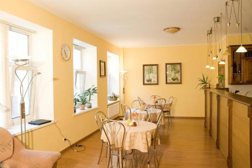 Un restaurante o sitio para comer en Nevsky Guest House