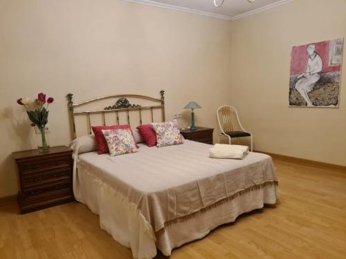 a bedroom with a bed and a vase of flowers at Casa do Norte in San Salvador