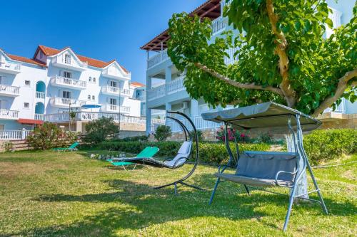 Zahrada ubytování Baywatch Apartments on the Beach by "elite"