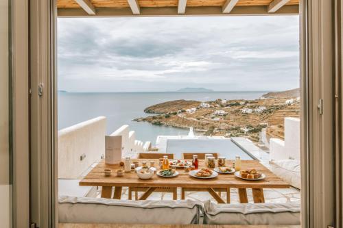 een balkon met uitzicht op de oceaan bij Casa Eunoia in Agios Romanos