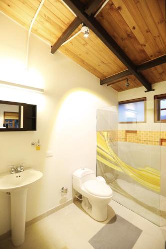 a bathroom with a toilet and a sink at Areca Leisure Centre in Anapoima