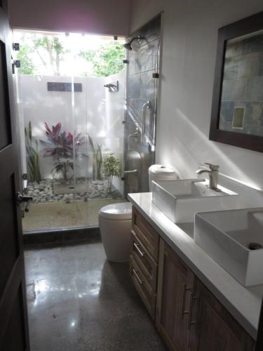 諾薩拉的住宿－New Hill top Home with a Beautiful Tropical View，浴室配有卫生间、盥洗盆和淋浴。