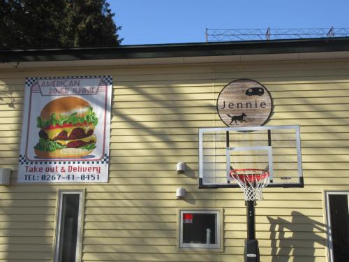 a basketball hoop on the side of a building at DogrunCafe & Resorts JENNIE West-Karuizawa in Miyota