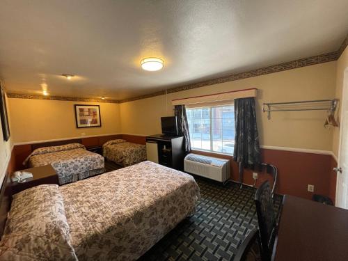 Кровать или кровати в номере Hollywood Guest Inn