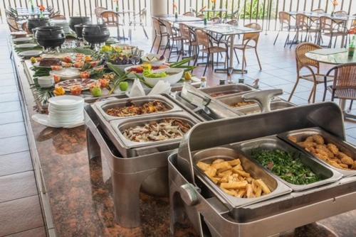 ein Buffet mit vielen verschiedenen Speisen in der Unterkunft Beach Class Park 02 Quartos in Porto De Galinhas