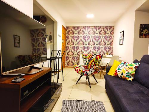 un soggiorno con divano e TV di Apartamento Parque Olímpico a Rio de Janeiro