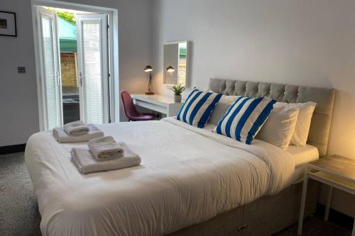 Katil atau katil-katil dalam bilik di The Garden Apartment with Hot Tub - Westbrook Bay Beach - By Goldex Coastal Breaks