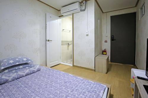 Una cama o camas en una habitación de Dashim Guest House