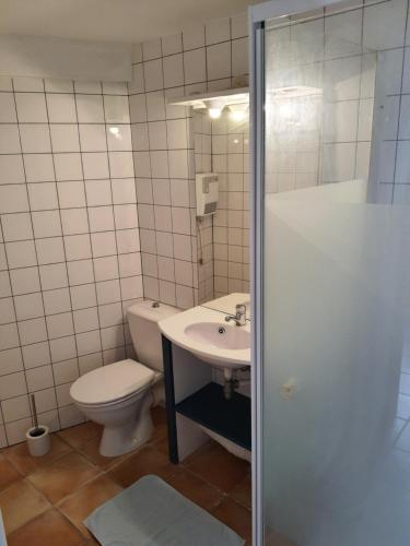 une salle de bain avec toilettes et lavabo dans l'établissement Appartement avec parking privatif à Collioure, à Collioure