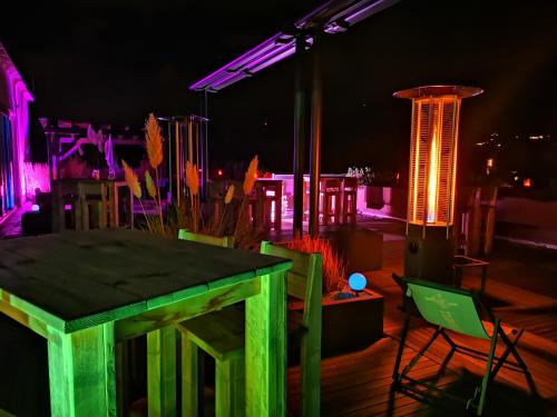 - une table et des chaises sur la terrasse la nuit dans l'établissement Hotel Bayern Vital, à Bad Reichenhall