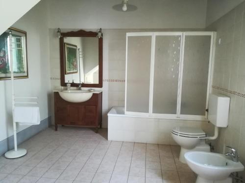 a bathroom with a sink and a toilet and a tub and a sink at Bordeghina B&B In Farmhouse in Pontecchio Polesine