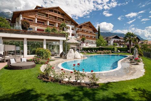 een buitenuitzicht op een resort met een zwembad bij Hotel Starkenberg in Schenna