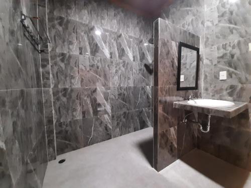Ett badrum på Juma cottages