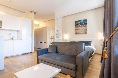 ein Wohnzimmer mit Sofa und Tisch in der Unterkunft Central Square Apartments in Palanga