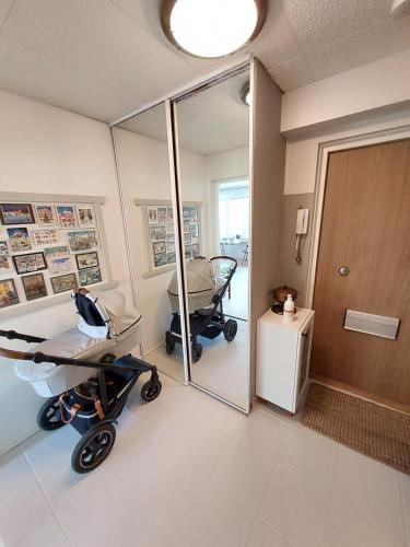 ein Krankenhauszimmer mit einem Spiegel und einem Rollstuhl in der Unterkunft Garden Street Family in Turku