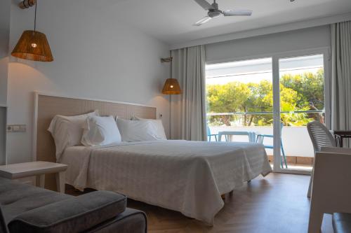 a hotel room with a bed and a balcony at Hotel MC San José in San José