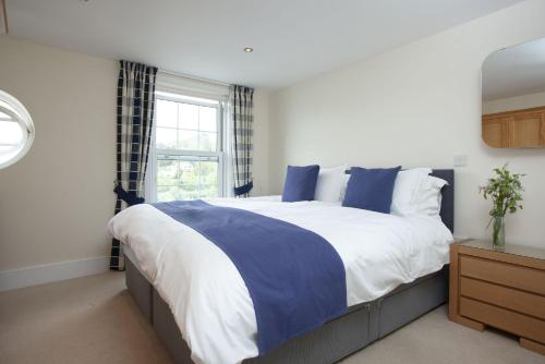 Un dormitorio con una cama grande y una ventana en Waterview House, Kingswear, en Kingswear